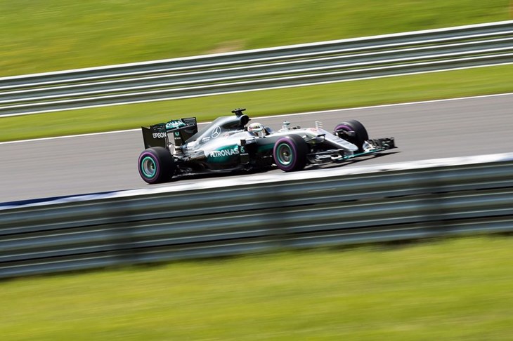 Hamilton u posljednjem krugu nakon dodira s Rosbergom do pobjede