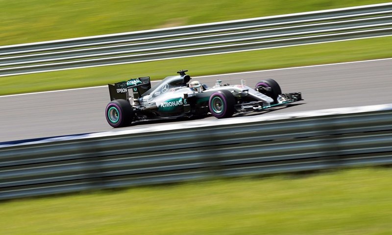 Hamilton u posljednjem krugu nakon dodira s Rosbergom do pobjede