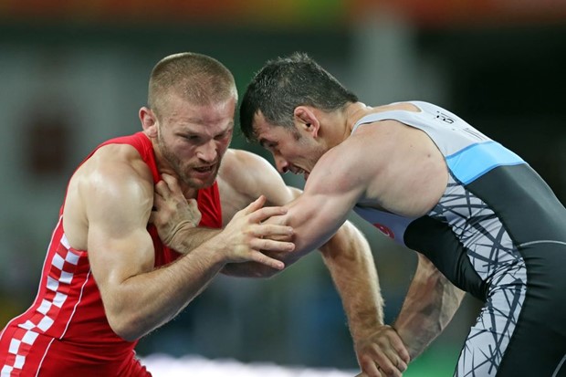 Božo Starčević briljira u kategoriji do 75 kilograma, s dvije pobjede ušao u polufinale