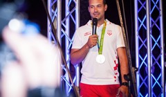 Stipanović brodicom uplovio u uvalu Baluni noseći srebrnu olimpijsku medalju