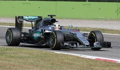 Lewis Hamilton daleko ispred konkurencije, Nico Rosberg kreće pokraj njega