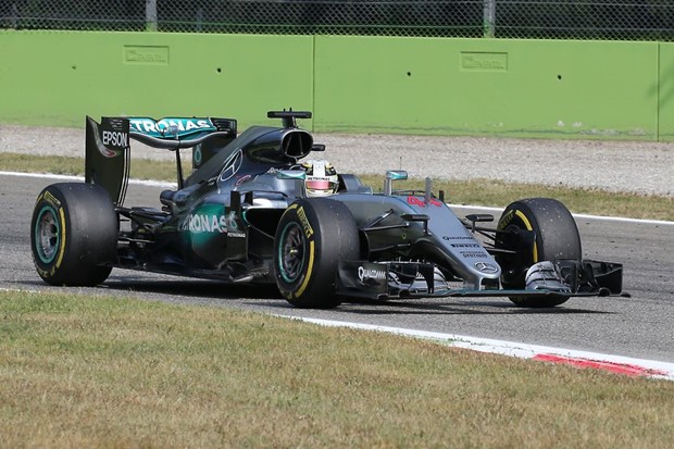 Lewis Hamilton daleko ispred konkurencije, Nico Rosberg kreće pokraj njega