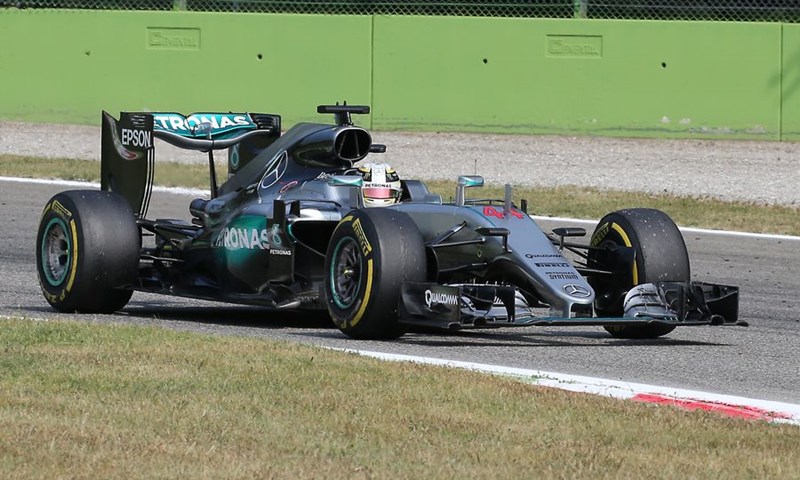 Lewis Hamilton daleko ispred konkurencije, Nico Rosberg kreće pokraj njega