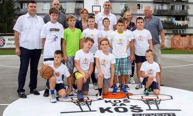 Sretni dječji osmjesi na obnovljenom košarkaškom igralištu u Karlovcu