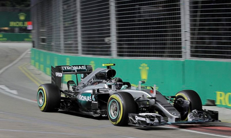 Nico Rosberg slavio u Singapuru i prestigao Lewisa Hamiltona u ukupnom poretku