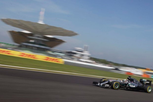 VN Malezije: Hamiltonu 'pole position'