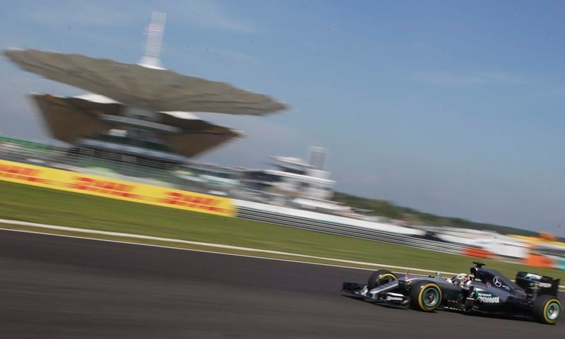VN Malezije: Hamiltonu 'pole position'