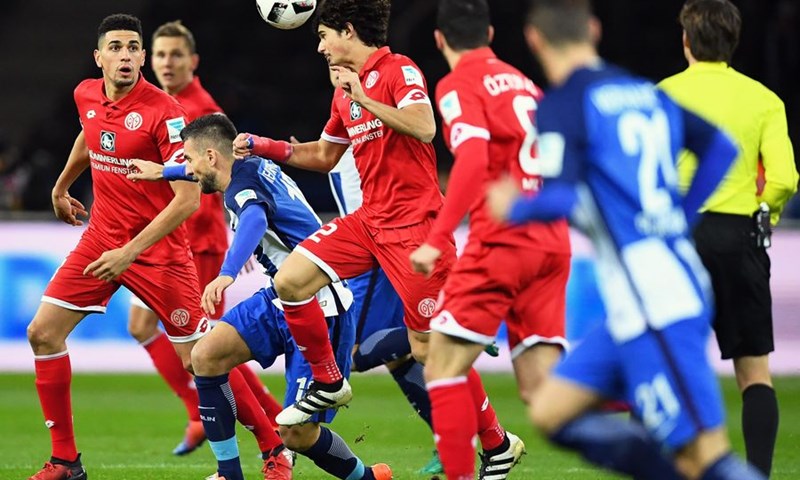 VIDEO: Niko Kovač izgubio u Berlinu od Herthe, Eintracht susret završio s desetoricom