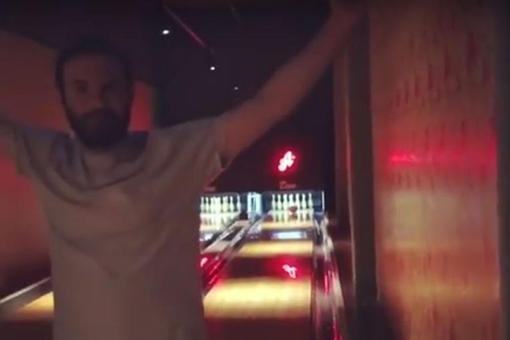 FANATIK: Juan Mata u stilu profesionalnih kuglača