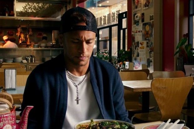 FANATIK: Kada naoružani pljačkaš uđe u restoran, Neymar je tu da spasi dan