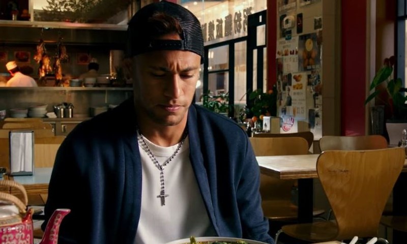 FANATIK: Kada naoružani pljačkaš uđe u restoran, Neymar je tu da spasi dan