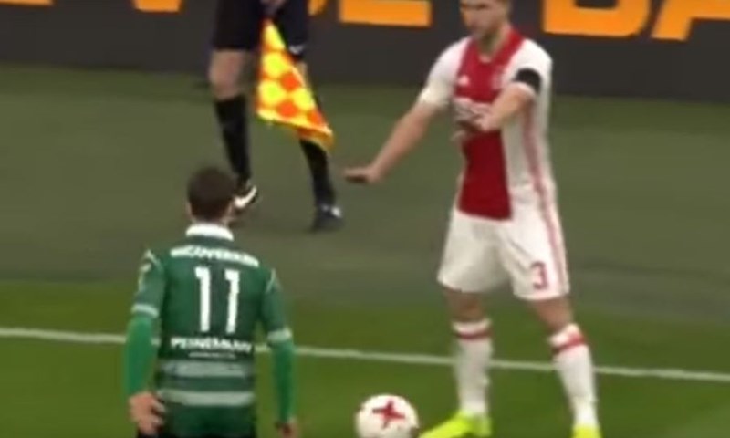 FANATIK: Sramotan potez igrača Ajaxa Joela Veltmana