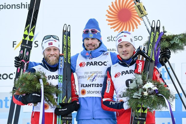 Sergej Ustjugov i Marit Bjoergen do zlata u skiatlonu