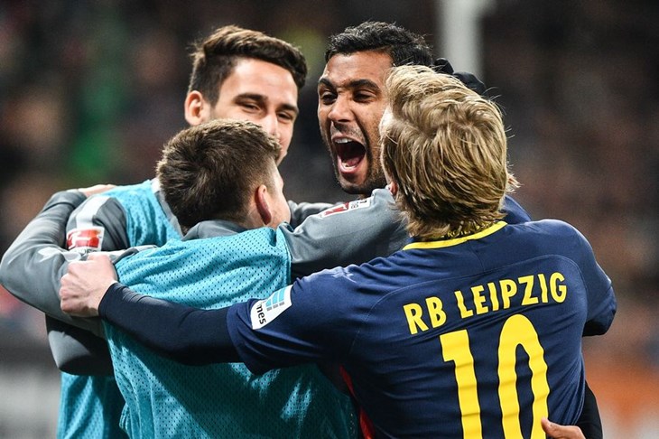 VIDEO: Leipzig gubi korak za Bayernom, iz Augsburga se vraća s bodom