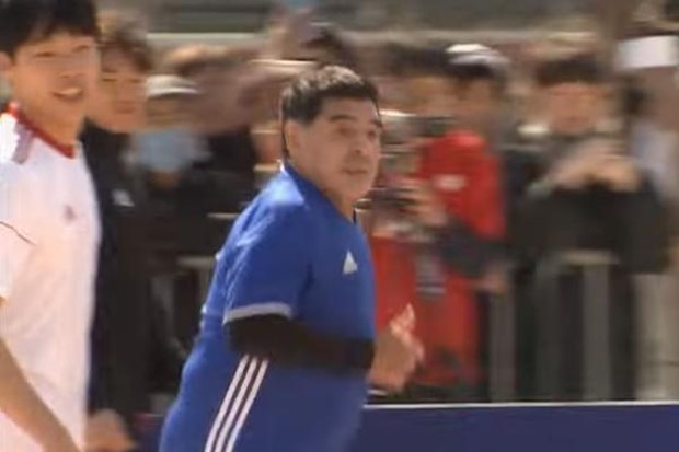 FANATIK: Diego Maradona ponovio "Božju ruku" i dobio - žuti karton