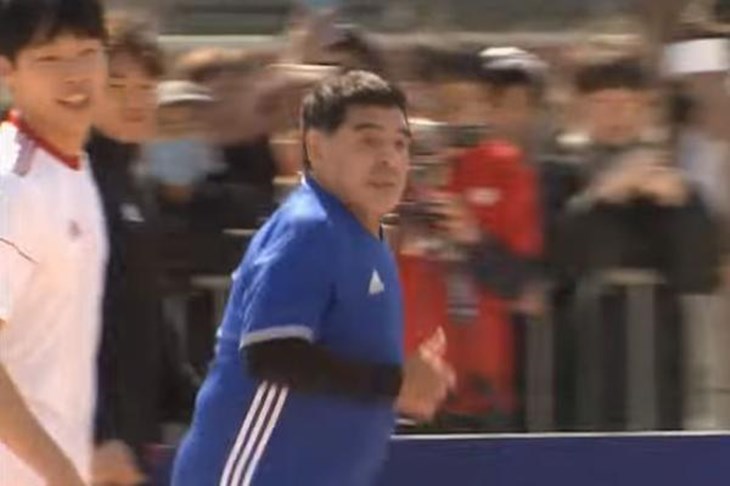 FANATIK: Diego Maradona ponovio "Božju ruku" i dobio - žuti karton