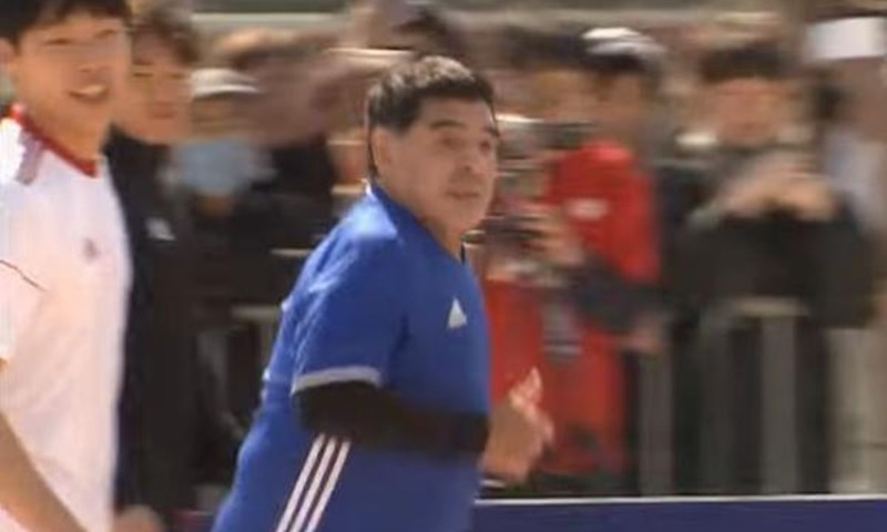 FANATIK: Diego Maradona ponovio "Božju ruku" i dobio - žuti karton