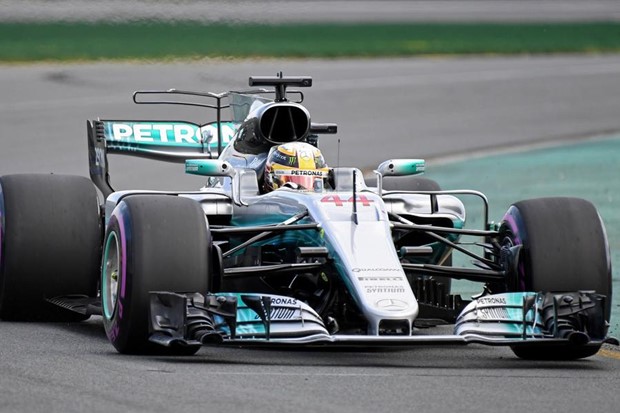 Hamiltonu 62. pole position na otvaranju sezone, Ferrari vreba iz prvog reda