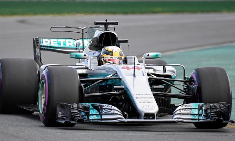 Hamiltonu 62. pole position na otvaranju sezone, Ferrari vreba iz prvog reda