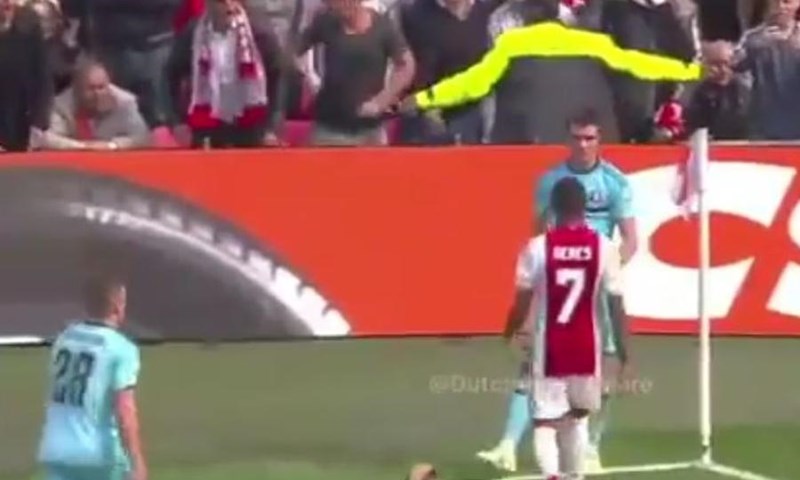 FANATIK: Napadač Feyenoorda napucao loptu prema navijačima Ajaxa i izazvao bijes tribina