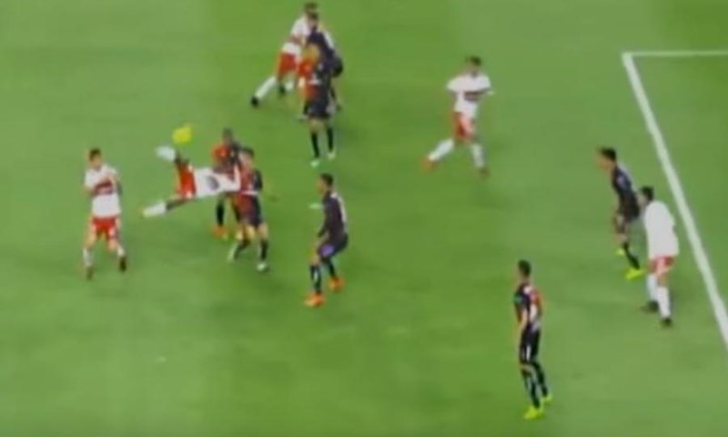 FANATIK: Sjajnim škaricama podignuo cijeli stadion na noge