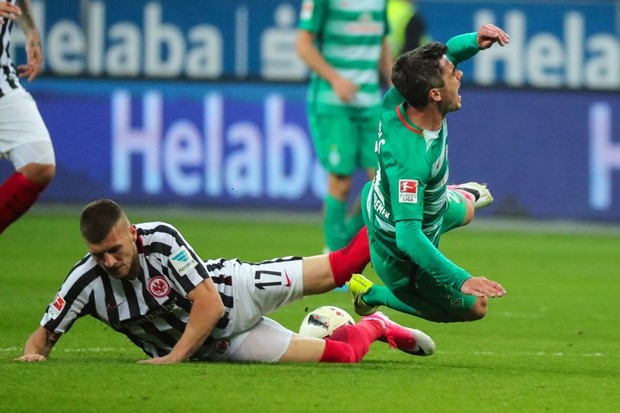 VIDEO: Kovačev Eintracht nadoknadio dva pogotka zaostatka i uzeo bod