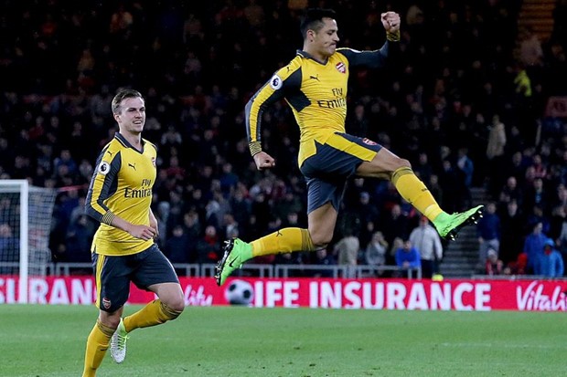 VIDEO: Sanchez i Özil donijeli Arsenalu pobjedu na Riversideu