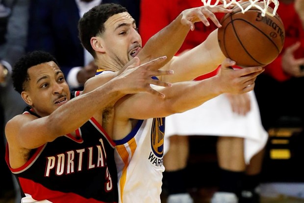 VIDEO: Zubac dobio deset minuta u porazu Lakersa, Curry i Thompson tricama zatrpali Bullse