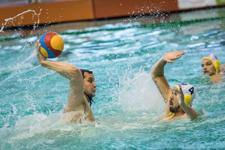 Uvjerljivi Mornar napunio mrežu Neukoelln Berlina