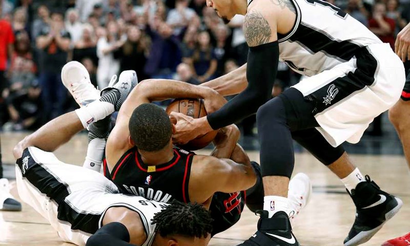 VIDEO: Harris sa sirenom srušio Thunder, Griffin odličan u debiju za Pistonse