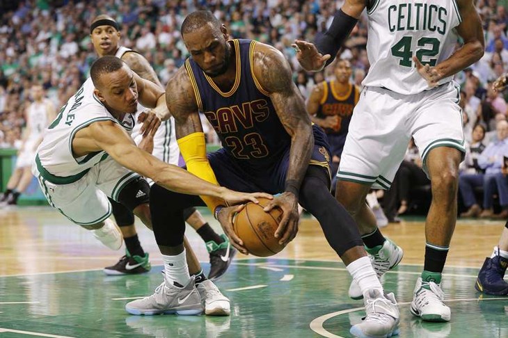 VIDEO: LeBron i društvo razbili Celticse i vratili prednost domaćeg parketa