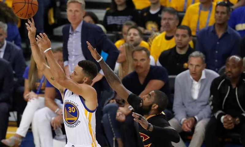 VIDEO: LeBron nedovoljan protiv sjajnih Curryja i Duranta, Warriorsi s Kerrom na klupi poveli 2-0