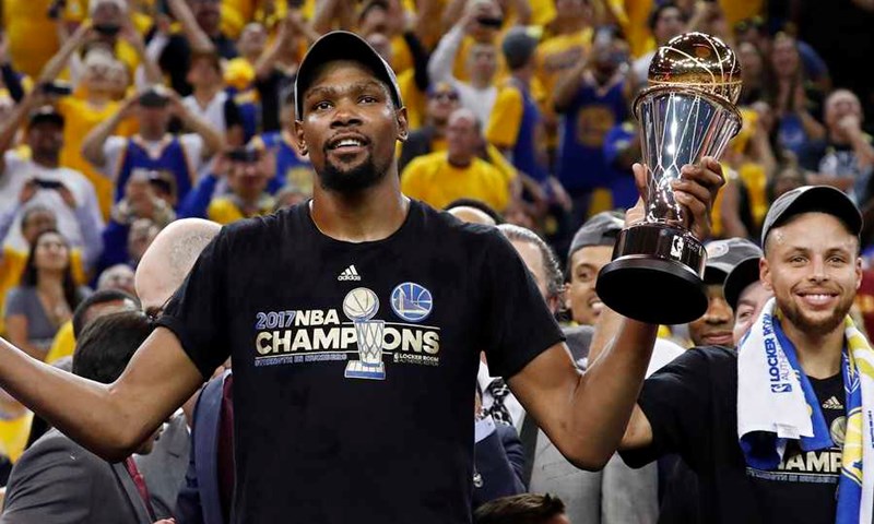 VIDEO: Curry i Durant isključeni u novom porazu prvaka, Giannis utakmicu karijere posvetio ocu
