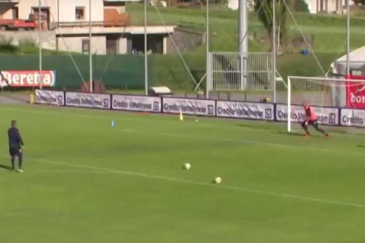 FANATIK: Siniša Mihajlović pokazao igračima kako se izvode slobodni udarci