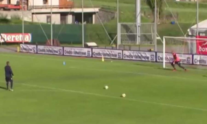 FANATIK: Siniša Mihajlović pokazao igračima kako se izvode slobodni udarci