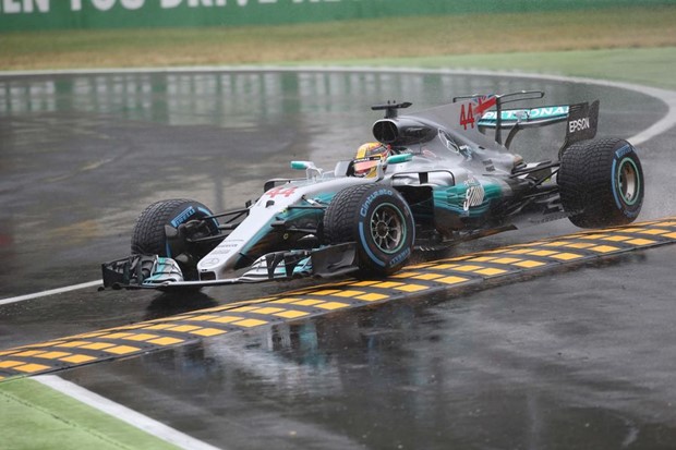 Lewis Hamilton do rekordnog 69. pole positiona u kišnom kaosu u Monzi