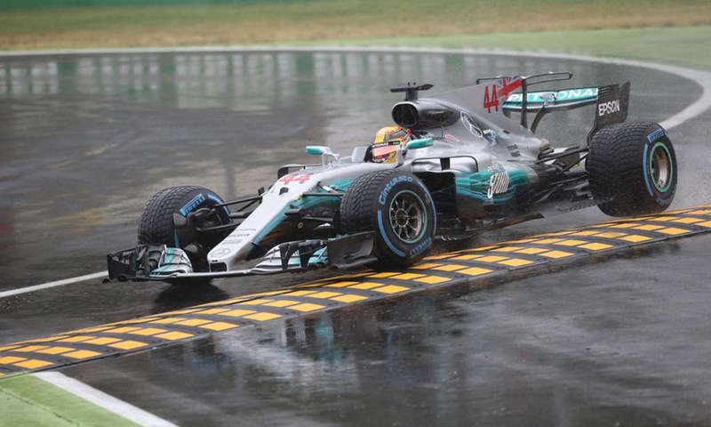 Lewis Hamilton do rekordnog 69. pole positiona u kišnom kaosu u Monzi