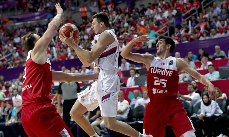Srbija tricama prelomila utakmicu i stavila Tursku u tešku poziciju