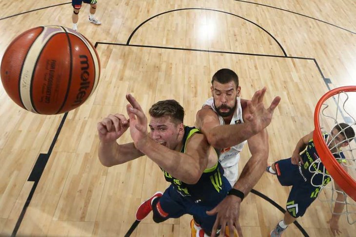 Spektakularni slovenski stroj pregazio branitelje naslova, Slovenija u finalu Eurobasketa!