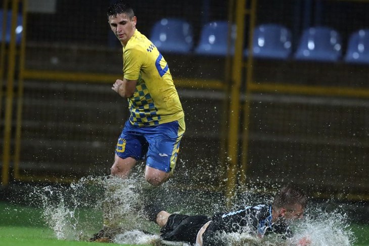 Dinamo u teškim uvjetima izborio tri boda u Zaprešiću