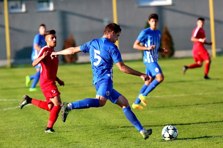 Lokomotiva se vratila iz zaostatka pa s igračem manje nije iskoristila penal