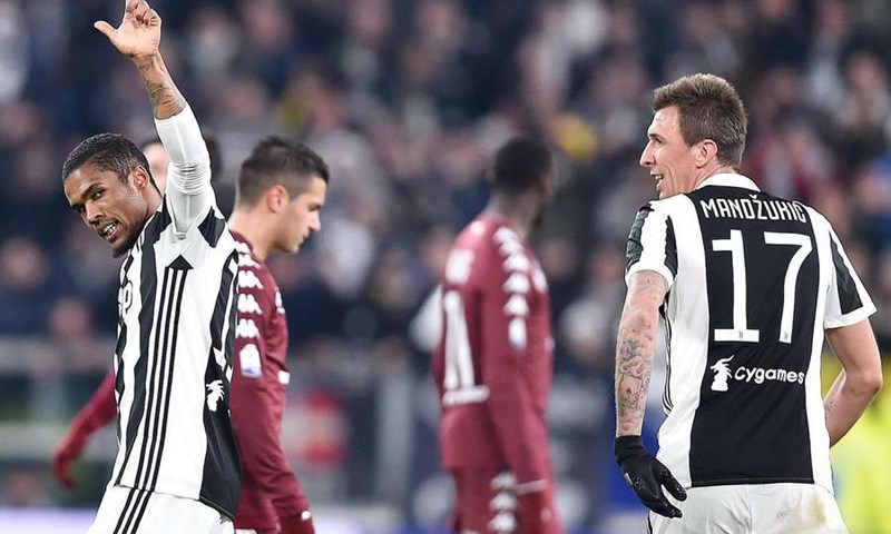 Douglas Costa suspendiran na četiri utakmice zbog serije ispada protiv Sassuola