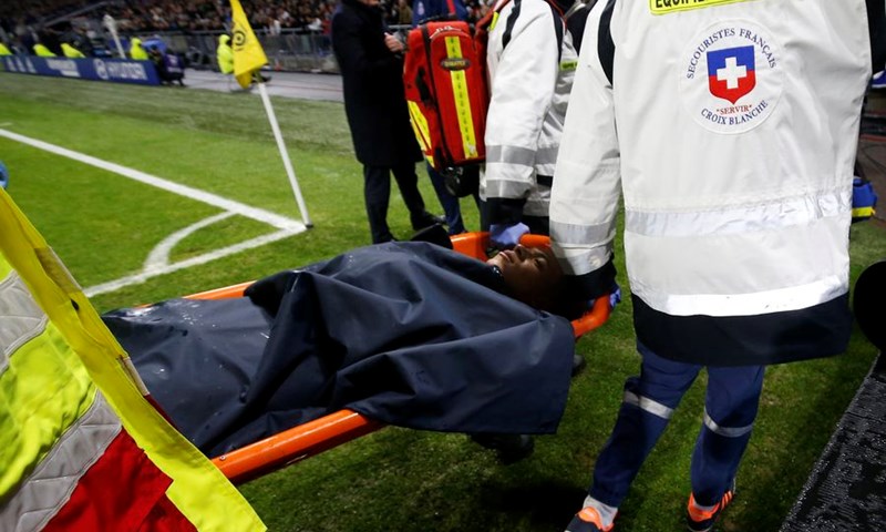 VIDEO: Depay majstorski donio Lyonu pobjedu u derbiju protiv PSG-a, Mbappe na nosilima napustio travnjak