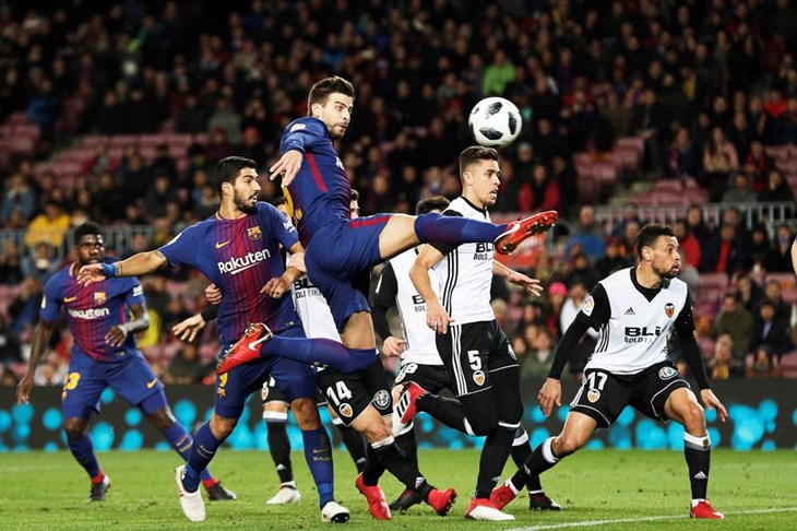 VIDEO: Pique spasio Barcelonin niz na kišom natopljenom El Pratu