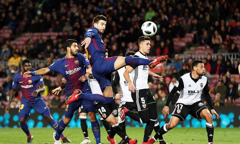 VIDEO: Pique spasio Barcelonin niz na kišom natopljenom El Pratu