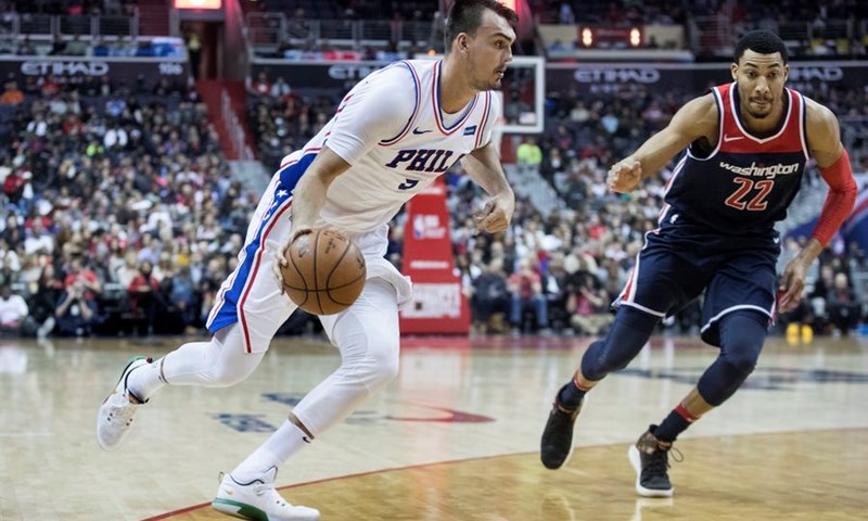 VIDEO: Šarić još jednom prvo ime Sixersa, Curry ozlijeđen u prvim minutama, Warriorsi ipak svladali Spurse