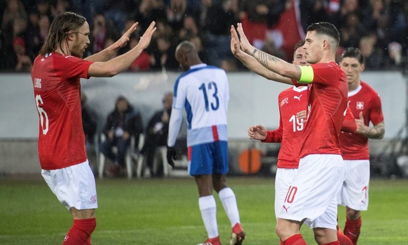 Švicarci u problemima: Granit Xhaka ozlijedio koljeno i u suzama napustio travnjak