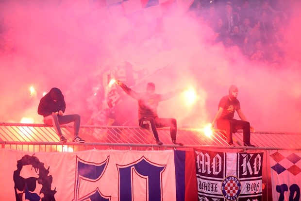 Hajduk zbog bakljade i rasizma jednu utakmicu sa zatvorenim sjeverom