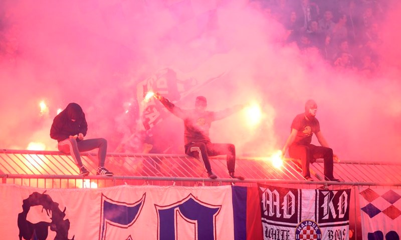 Hajduk zbog bakljade i rasizma jednu utakmicu sa zatvorenim sjeverom