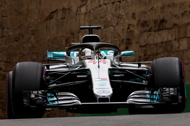Hamilton slavio u Azerbajdžanu, sudar Red Bullovih bolida